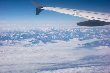 Obraz premium View of window at flying airplane, Plane wing. Traveling concept