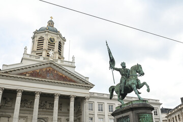 Fototapeta premium Belgique Bruxelles Place Royale statue Godefroid de Bouillon cathédrale Saint-Jacques-sur-Coudenberg