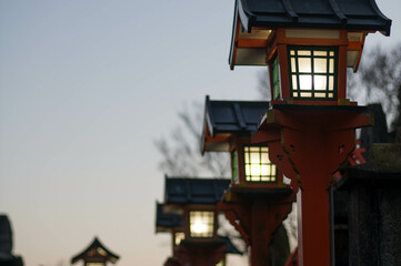 京都 夕暮れの伏見稲荷大社に灯る灯籠の光