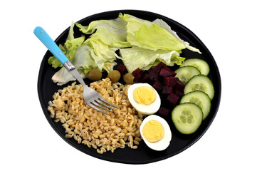 Repas diététique servi dans une assiette avec une salade composée avec une fourchette sur fond...