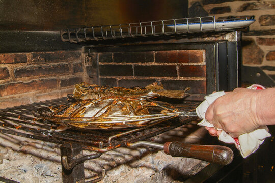 Asando rodaballo en la parrilla.