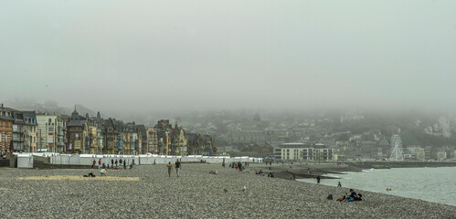 Vue sur Le Tréport, Seine-Maritime, depuis la plage de Mers-les-Bains, Somme, France