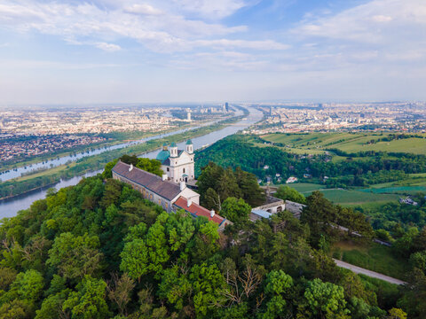 Kirche am Leopoldsberg mit Blick auf Wien