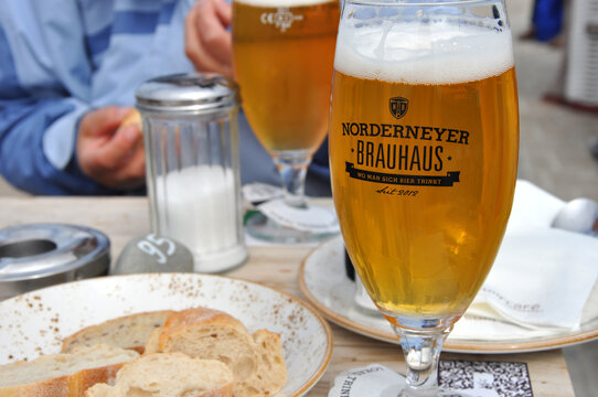 Norderneyer Brauhaus Logo: ein frisch gezapftes Pils auf dem Tisch. Norderneyer Bier