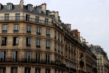 Fototapeta na wymiar Classic apartment building in Paris