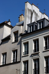 Fototapeta na wymiar Classic apartment building in Paris
