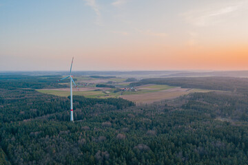 Windkraft Anlage mit schöner Landschaft auf dem Land in der Natur mit der Drohne aufgenommen