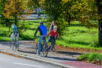 Radfahrer und Fußgänger in einer Gefahrensituation auf einem Rad- und Fußweg