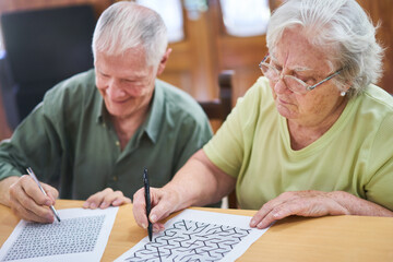Senioren Paar beim Rätsel lösen im Altersheim