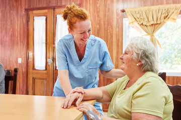 Altenpflegerin im Gespräch mit einer Seniorin