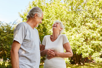 Paar Senioren in der Natur reden und lachen lauthals