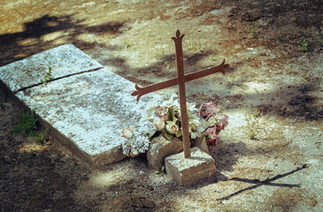 Tumba antigua en un cementerio al atardecer
