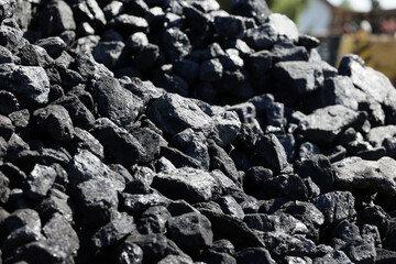 Skład węgla kamiennego opałowego przygotowany do zimy. - obrazy, fototapety, plakaty