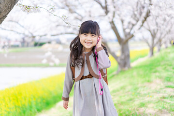 キッズ携帯で電話をする小学生