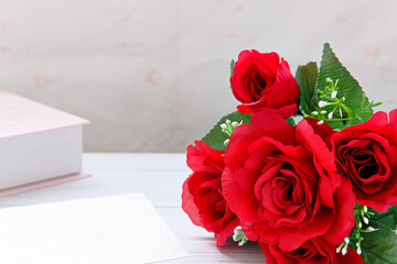 記念日のプレゼント｜バラの花束と手紙
