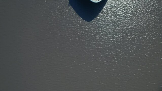 Containerschiff bei voller Fahrt