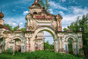 Fototapeta na wymiar old Orthodox Church in the village