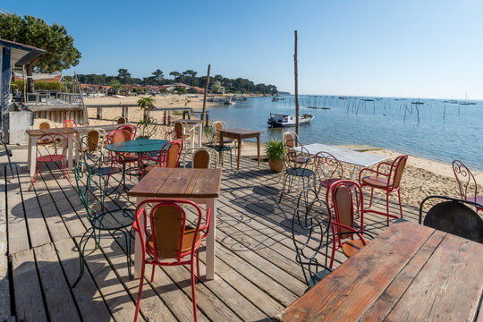 Cap Ferret (Bassin d'Arcachon, France). Terrasse de d&eacute;gustation d'hu&icirc;tres avec vue sur le bassin d'Arcachon