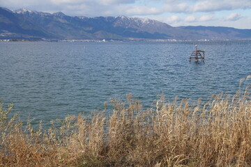 滋賀の琵琶湖と雪の比良山系