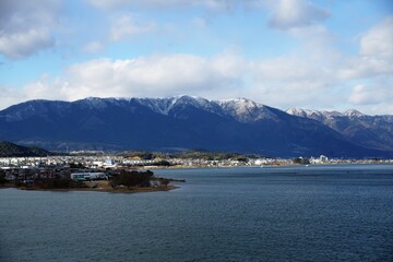 Fototapeta na wymiar 滋賀の琵琶湖と雪の比良山系