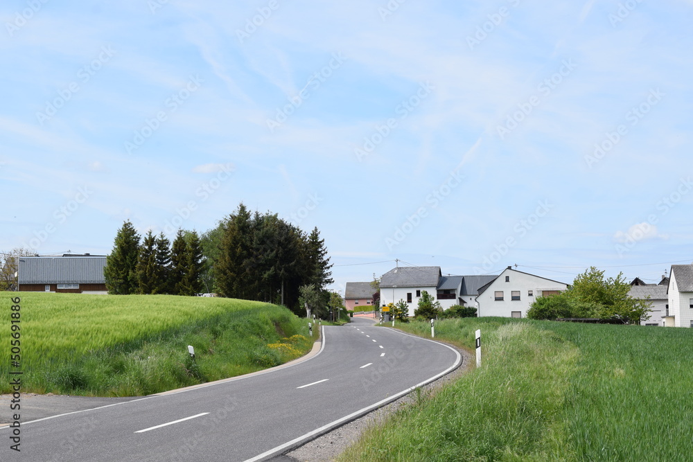 Poster Strasse ins Eifeldorf Weiler