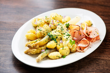 White asparagus with ham, Dutch sauce and gnocchi