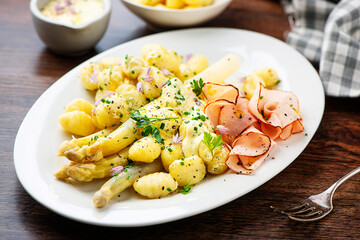 White asparagus with ham, Dutch sauce and gnocchi