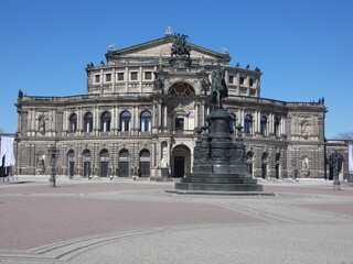 Fototapeta na wymiar Die weltberühmte Semperoper zu Dresden.