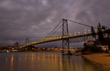 noite em Florianópolis e as luzes da ponte Hercílio Luz