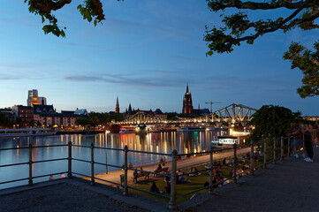 Frankfurt am Main Skyline bei Nacht, am Mainufer, Blick zum Eisernen Steg