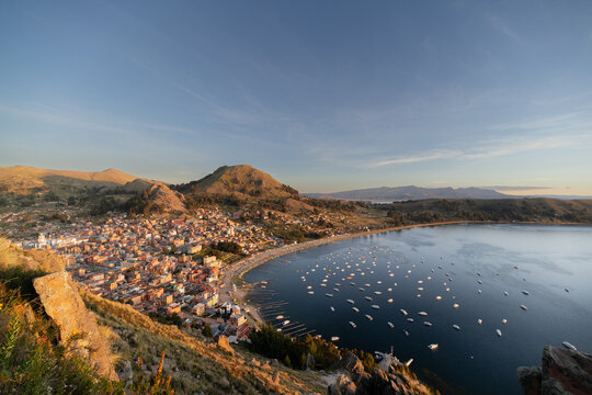 Vista panor&aacute;mica de Copacabana y el lago Titicaca al atardecer