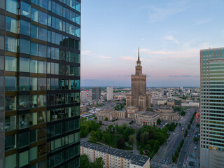 Centrum Warszawy, widok na wieżowce i biurowce, zbliżenie z lotu ptaka z drona, zachód słońca, wiosna, niebieskie niebo - obrazy, fototapety, plakaty