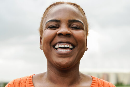 Curvy African young woman smiling on camera - Focus on eyes
