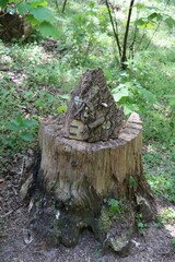 Fototapeta premium stump and sculpture in the forest