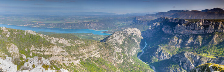 Vue panoramique du Lac de Sainte-Croix et des Gorges du Verdon dans le sud de la France - obrazy, fototapety, plakaty