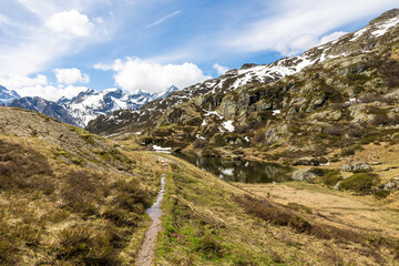 Lac du Lauzon entouré du Cirque du Gioberney dans le Massif des Écrins
