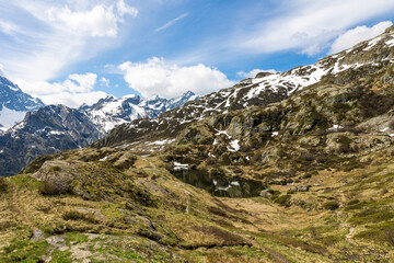 Naklejka premium Lac du Lauzon entouré du Cirque du Gioberney dans le Massif des Écrins