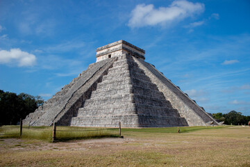 Fototapeta na wymiar Mexican Pyramid oh Merida Yucatan Kukulkan