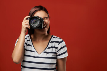 concepto de turismo. Banner horizontal de una joven turista colombiana emocionada sosteniendo una...