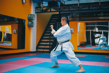 Karateka realizando el tradicional kata. Concepto de deportes y artes marciales.