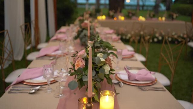 wedding table setting decor bouquet candle dinner.