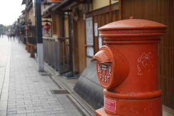 Fototapeta na wymiar 京都の祇園の花見小路の丸いポスト
