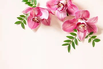 Foto auf Acrylglas Floral background with orchids, minimal concept. Tropical pink phalaenopsis orchids on a light pastel background. Flowers arrangement. Top view, copy space. © elena_hramowa