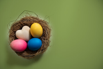 Dekoration für Ostern Eier bunt im Korb mit Platz für Text