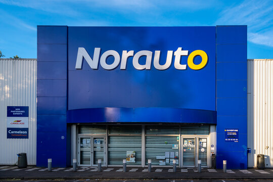 V&eacute;lizy-Villacoublay, France - 14 mai 2022: Vue ext&eacute;rieure d'un centre Norauto, cha&icirc;ne internationale de centres d'entretien automobile et de vente au d&eacute;tail, appartenant au groupe fran&ccedil;ais Mobivia