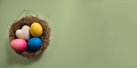 Dekoration für Ostern Eier bunt im Korb mit Platz für Text Banner