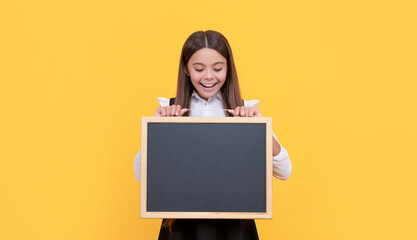 Naklejka premium surprised kid presenting novelty information. childhood education.