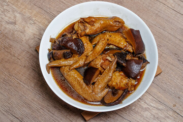 Chicken stewed with shiitake mushrooms in a white cup