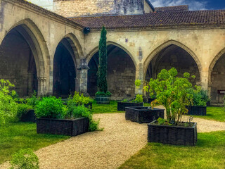 Cloître de Cathédrale Saint-Pierre, Saintes, Charente Maritime, France