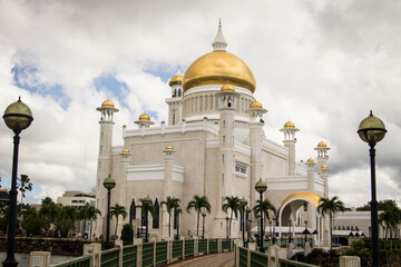 Sultan Omar Ali Saifuddin Mosque in Brunei Darussalam - obrazy, fototapety, plakaty
